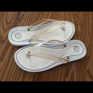 Comfortable flip flops white with clear straps